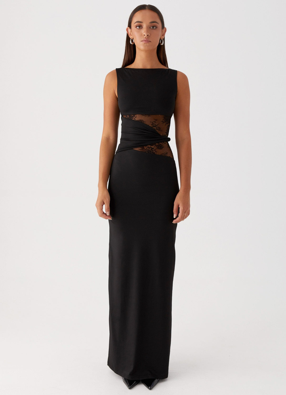 Inés | Vestido largo estiliza la figura con cortes sutiles y delicados cordones.