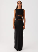 Inés | Vestido largo estiliza la figura con cortes sutiles y delicados cordones.