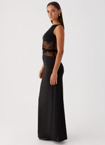 Inés | Vestido largo estiliza la figura con cortes sutiles y delicados cordones.
