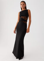 Inés | Vestido largo estiliza la figura con cortes sutiles y delicados cordones.