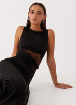 Inés | Vestido largo estiliza la figura con cortes sutiles y delicados cordones.